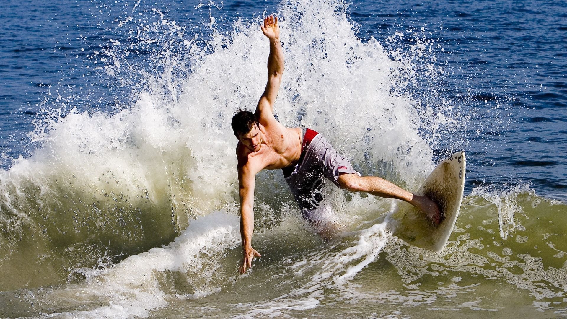 爵士后卫完成压哨绝杀点燃主场氛围，爵士队控球后卫